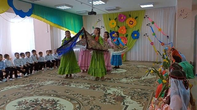 Яулыҡтар мн бейеү. Танец с платками.
