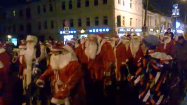 Шествие Дедов Морозов в Рыбинске в пятницу 13-го смотреть онлайн