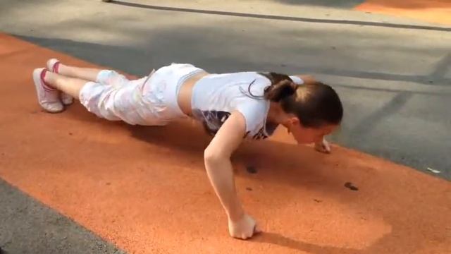Отжимания на кулаках на спорт площадке смотреть онлайн