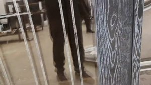 Эта наружная входная дверь со стеклом будет настоящим украшением вашего загородного дома.