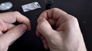 Как привязать крючок с ушком к тонкой леске, что бы её не срезало?!