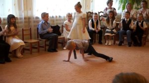 Пацан танцует БРЕЙК в детском саду!