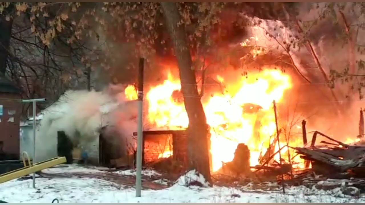 Пожарные ликвидировали горение двух заброшенных гаражей в Московском районе Казани