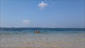 Бали, Нуса Дуа, пляж Гегер, купаемся в океане.