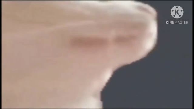 Белый Кот Качает Гловой под музыку из дискотеки смотреть онлайн