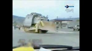 Бронированный бульдозер разрушил в США целый город.