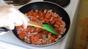 ВОЗДУШНЫЙ ОМЛЕТ НА СКОВОРОДЕ С ПОМИДОРАМИ, КОЛБАСОЙ И СЫРОМ