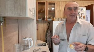 ЛЕШИК ГОТОВИТ СУП, Я ЛЕПЛЮ ВАРЕНИКИ. А ДЕНЬ У НАС СЕГОДНЯ ОСОБЕННЫЙ.