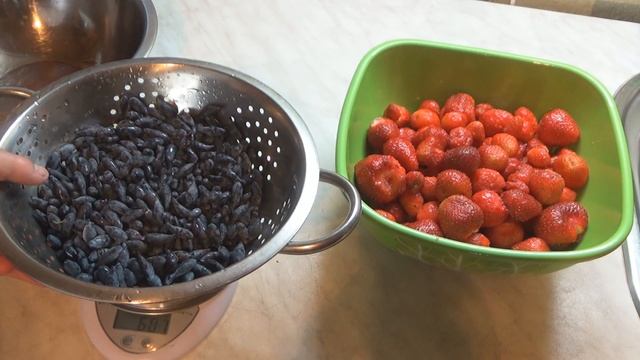 Клубника и жимолость протертые с сахаром на зиму. Сырое варенье, способ "холодного" консервирования