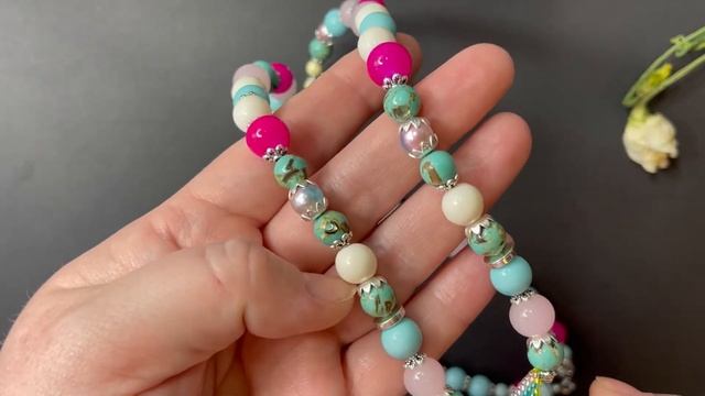 ЯРКИЙ СОТУАР С КУЛОНОМ РУЧНОЙ РАБОТЫ, КУЛОН ИЗ ЭПОКСИДНОЙ СМОЛЫ смотреть онлайн