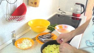 Тушенная мойва с картошкой