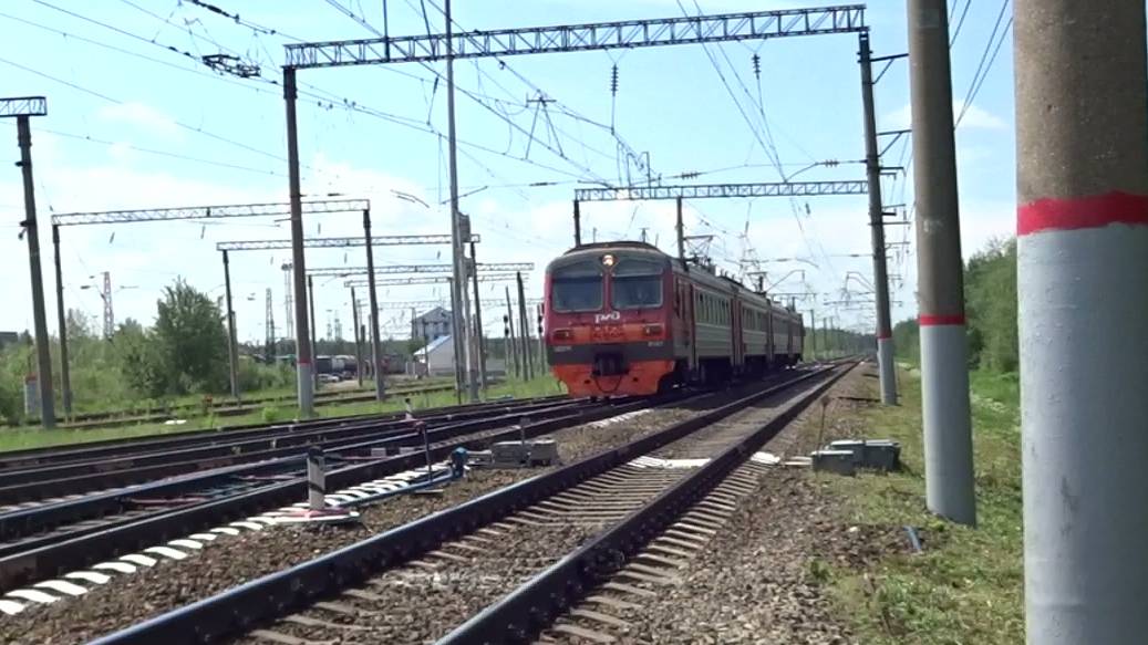 Электопоезд ЭД9М-0187  прибывает к платформе Кондукторская