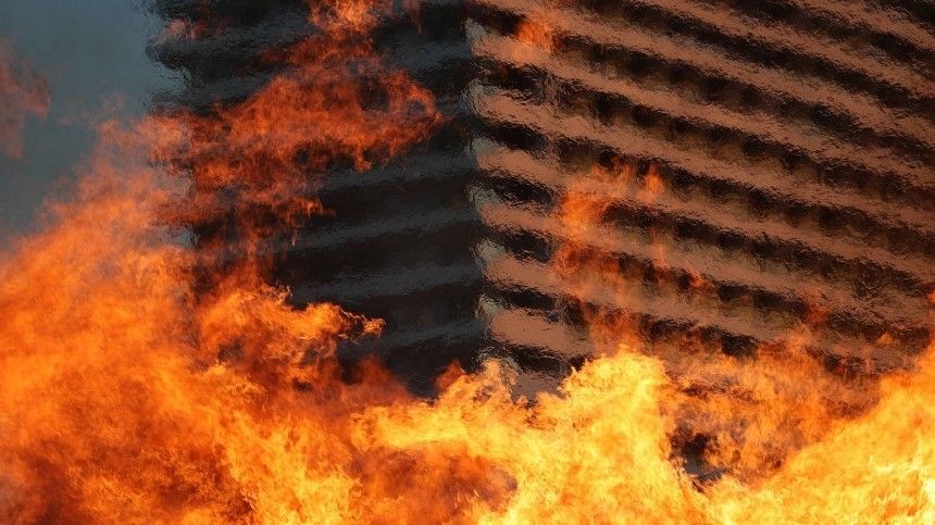 Пожар уничтожил небоскреб в Китае за считанные минуты