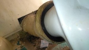 Вода на полу в ванной/туалете? Смотри где искать протечку!