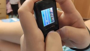 ИГРА НА КНОПОЧНЫЙ  ТЕЛЕФОН "F1 СКОРОСТЬ"