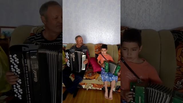 Маленький гормонист и его дедушка играет СтараяМельница.
