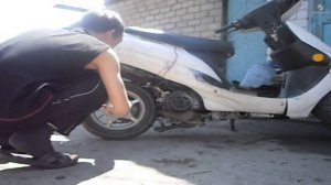 Как открутить колесо на скутере