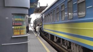 Опоздавшие пассажиры и возмущённый проводник поезда.