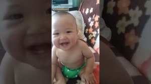 Мой малыш смеется над икотой при этом сам икает.