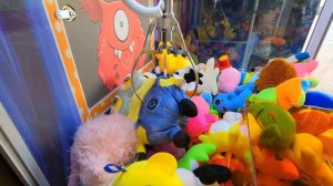 Хватайка не хотел отдавать эти игрушки / Играем в аппарате Хватайка