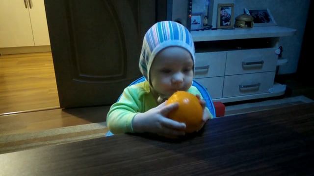 Мелкий любит апельсины)) смотреть онлайн