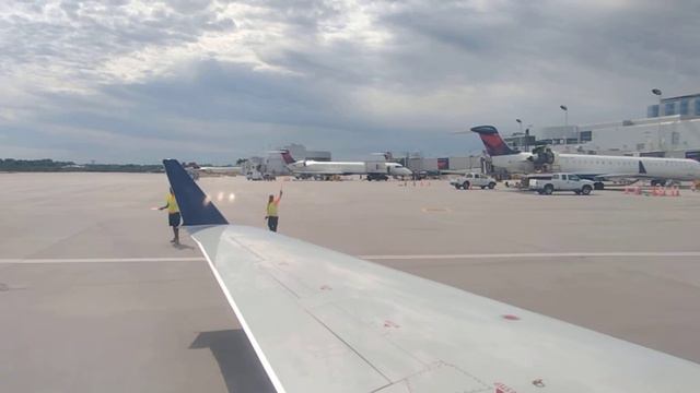 Delta Connection Bombardier/Mitsubishi CRJ-200LR Pushback and Engine Start from Minneapolis [N922EV