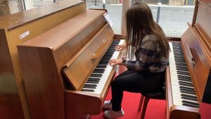 Piano droit Weinbach 104 noyer n°200039