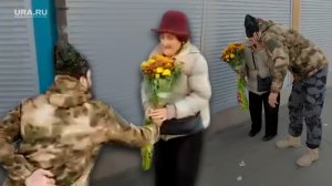 Мобилизованный дагестанец растрогал букетом жительницу Донецка