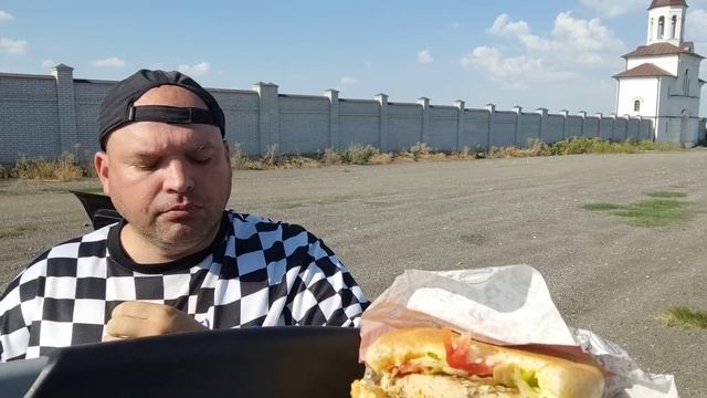 МУКБАНГ Шаурма с курицей и бургер из свинины/ОБЖОР на улице смотреть онлайн