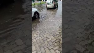 В Северодонецке глобальный потоп после прошедших ливней... Плывут машины на центральных улицах...