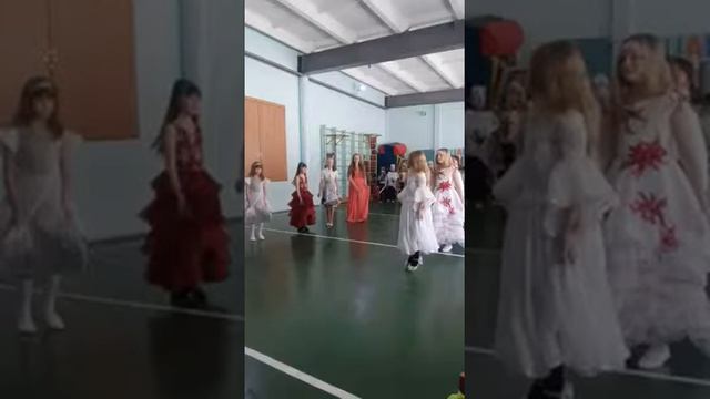 Девочки танцуют мальчикам на 23 февраля