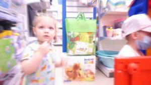 София выбирает игрушку и играет в доктора. Sofia chooses a toy and plays a doctor. Like Sofia Kids