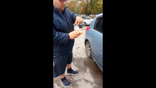 Отмываю клей от наклеек с авто. смотреть онлайн