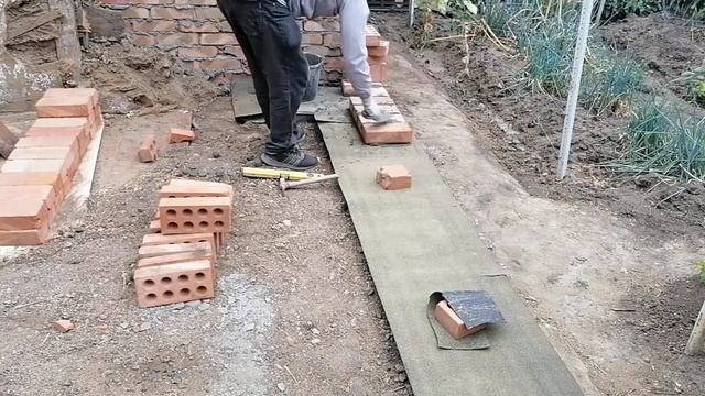 КЛАДКА В 1,5 КИРПИЧА. ПЕРВЫЙ РЯД КИРПИЧА | Строим сами. Строительство дома