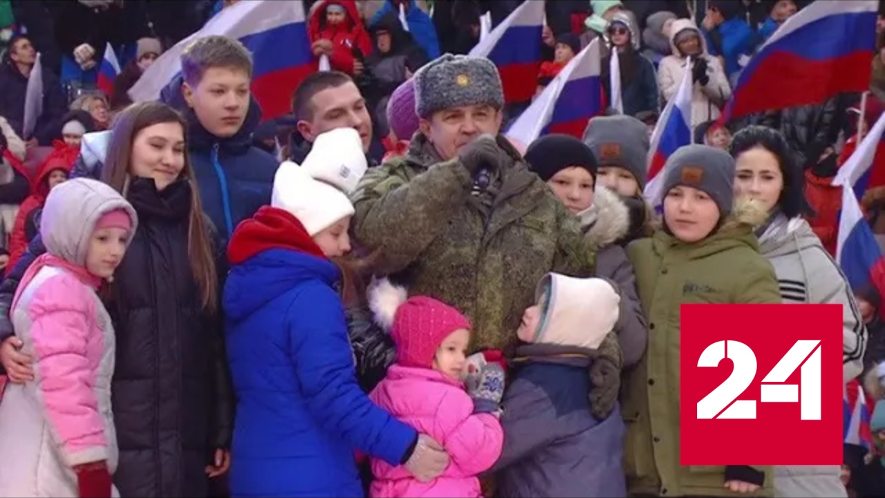 Дети из Мариуполя поблагодарили _Ангела_ за спасение - Россия 24