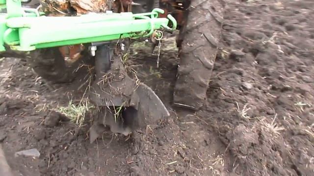 Трактор т 25 и плуг 2-25( бомет ) в работе. Тянет трудяга. смотреть онлайн