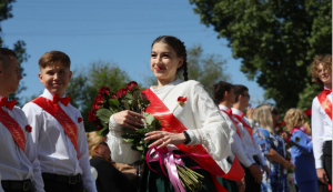 В городе каштанов Выпускники 2024 открывают пляжный сезон.