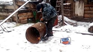 пилим бочку делаем лопату для трактора