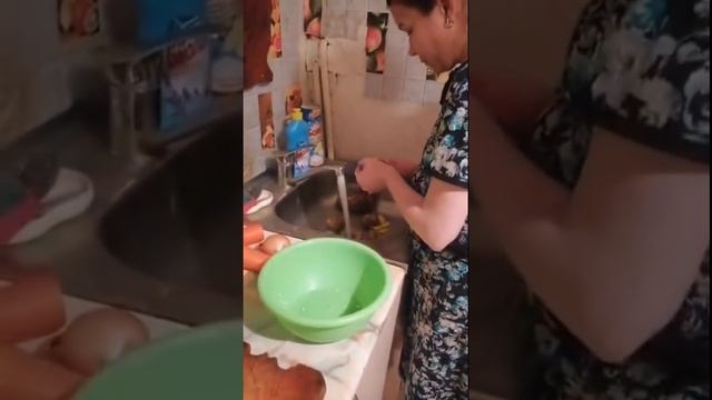 ИРИШКА ГОТОВИТ БОРЩ КЛАССИЧЕСКИЙ РЕЦЕПТ