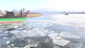 Сизый Бугор. Буксиры ломают лёд.mp4