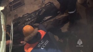 Спасатели помогли эвакуировать мужчину из погреба для оказания медицинской помощи