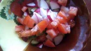 Салат из овощей и куриной пастромы