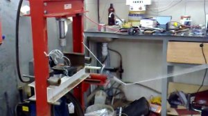 тест газовой пружины на вылет штока.