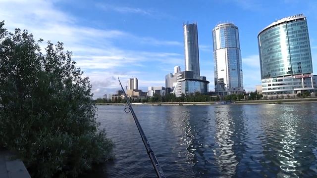 Тест нового Спиннинга TRAVEL Флагман! Ловля судака и окуня на реке Исеть. Рыбалка на Спиннинг смотреть онлайн