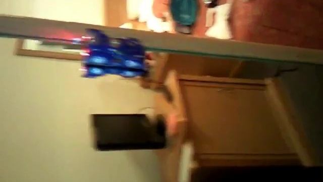 Машинка, которая ездит по стенам и потолку! смотреть онлайн