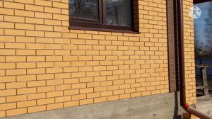 Фасад после зимы без вентзазора.