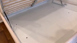 Кровать с подъемным механизмом и мягкие панели во всю стену