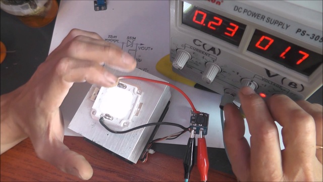 Как сгорает микросхема MT3608 от перегруза на DC-DC преобразователе смотреть онлайн