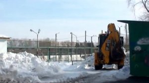 спецтехника: jcb 3cx экскаватор-погрузчик убирает снег в Челябинске (джи си би)