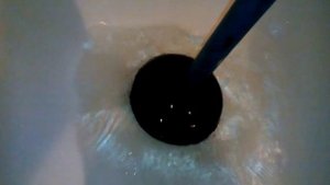 Как устранить засор? Прочищаем слив воды вантузом!